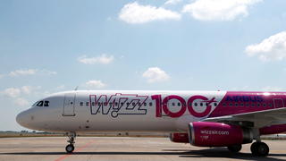 FILE PHOTO: A Wizz Air Airbus A321 aircraft is seen on the tarmac during the unveiling ceremony of the 100th plane of its fleet at Budapest Airport, Hungary, June 4, 2018. REUTERS/Bernadett Szabo/File Photo
