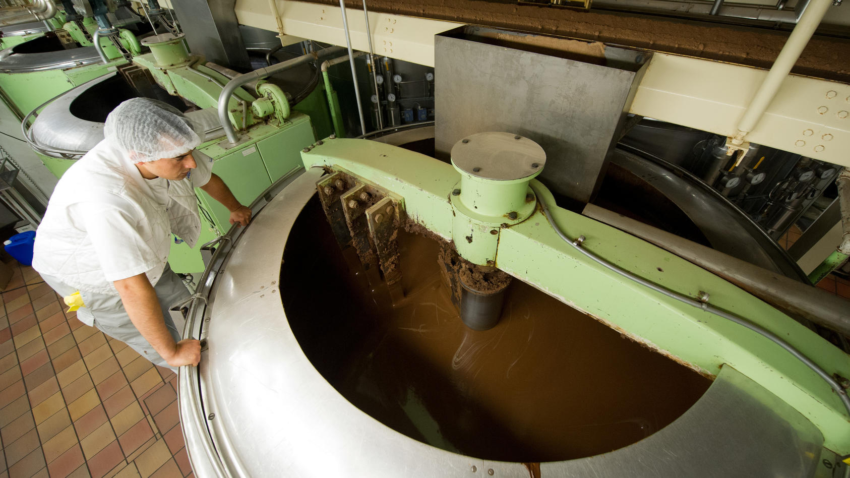 Ein Mitarbeiter des Schokoladenherstellers Ritter (Ritter Sport ) kontrolliert am Dienstag (26.06.2012) in der Produktion des Schokoladeherstellers Ritter (Ritter Sport ) in der Firmenzentrale in Waldenbuch (Landkreis Böblingen) Schokoladen-Rohmasse.