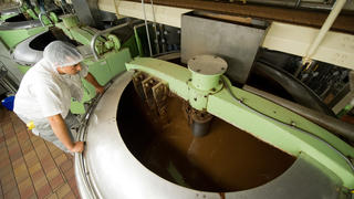 Ein Mitarbeiter des Schokoladenherstellers Ritter (Ritter Sport ) kontrolliert am Dienstag (26.06.2012) in der Produktion des Schokoladeherstellers Ritter (Ritter Sport ) in der Firmenzentrale in Waldenbuch (Landkreis Böblingen) Schokoladen-Rohmasse. Die Schokoladenfabrik Ritter feiert im Sommer dieses Jahres ihren 100. Geburtstag. Jeden Tag verlassen 2,5 Millionen Tafeln das Schokoladenwerk in Waldenbuch. Foto: Marijan Murat dpa/lsw