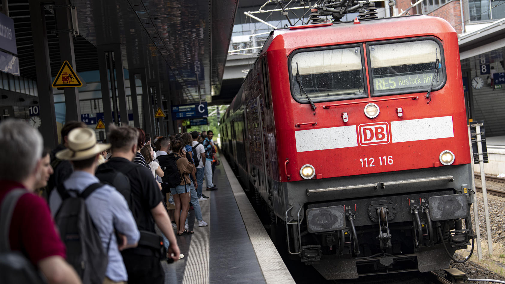 Menschen warten am Gleis am Bahnhof Gesundbrunnen auf einen einfahrenden Regionalexpress. Der Ansturm auf die Bahnen durch das 9-Euro-Ticket hält weiter an.