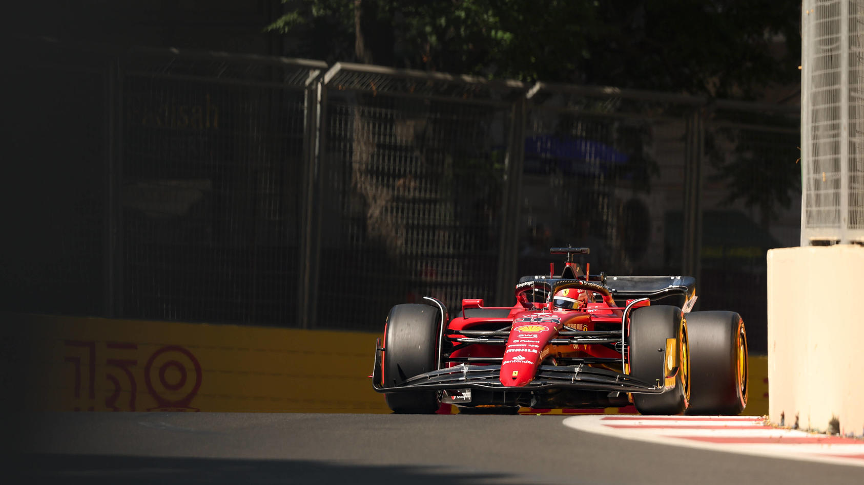 Formel 1 in Baku Charles Leclerc lässt Red Bull im Qualifying stehen und rast auf Pole