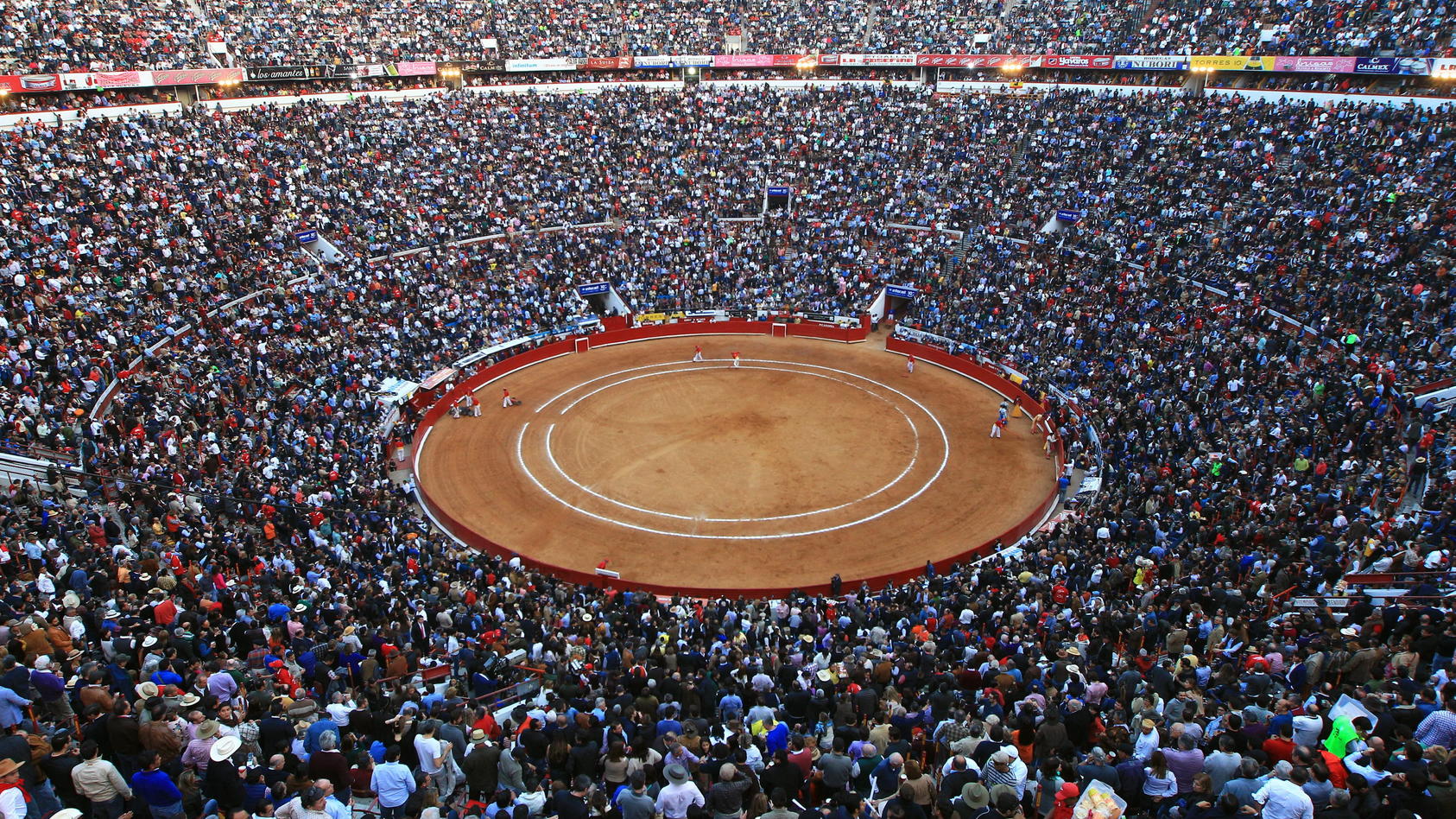 epaselect epa05138271 A picture dated 31 January 2016 shows a general view of the Plaza Mexico bullring during the bullfight of Spanish matador Jose Tomas with his first bull of the afternoon, named 'Bellotero' (522 kg) as part of the 'Temporada Gran