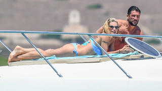 Sieht nach Liebesurlaub aus: Michelle Hunziker und Giovanni Angiolini sonnen sich zusammen an Deck einer Yacht.