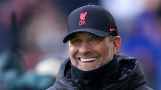 ARCHIV - 13.02.2022, Großbritannien, Burnley: Fußball: Premier League, England, FC Burnley - FC Liverpool, 25. Spieltag im Turf Moor: Jürgen Klopp, Trainer vom FC Liverpool, lächelt vor dem Spiel. Jürgen Klopp hat mehrere Angebote des deutschen Fußball-Rekordmeisters FC Bayern abgelehnt. (zu dpa «Klopp sagte Bayern mehrfach ab: Hätte mehr Titel gewinnen können») Foto: Jon Super/AP/dpa +++ dpa-Bildfunk +++