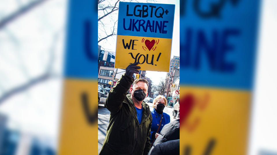 Ein Demonstrant in New York hält ein Schild in die Luft und unterstützt die ukrainische LGBTIQ+-Community damit.