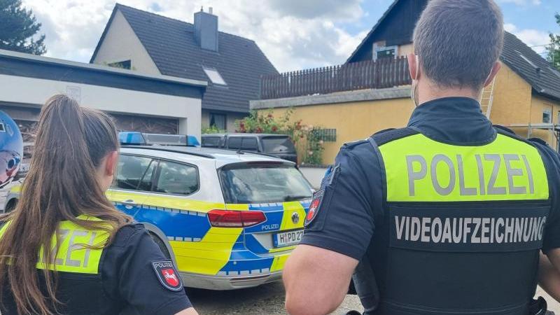 Die Polizei sperrte die Umgebung vor dem Haus im Wennigsen am Deister ab.