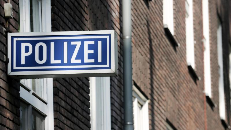 Ein Schild mit der Aufschrift "Polizei" hängt an einem Polizeipräsidium. Foto: Roland Weihrauch/dpa/Symbolbild