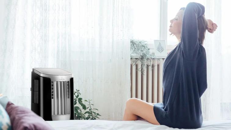 Frau im Schlafzimmer mit Klimaanlage.