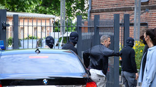 15.06.2022, Brandenburg, Potsdam: Der Rapper Bushido (M) kommt unter Polizeischutz zum Potsdamer Amtsgericht. Die gemeinsame Immobilie des Rappers Bushido und seinem früheren Geschäftspartner soll am Vormittag in Kleinmachnow (Potsdam-Mittelmark) zwangsversteigert werden. In dem Prozess mit Bushido als Nebenkläger und Zeuge steht sein früherer Partner, ein Berliner Clanchef, gemeinsam mit drei seiner Brüder vor Gericht. Foto: Soeren Stache/dpa +++ dpa-Bildfunk +++
