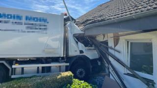 Müllwagen fährt in Eppstein in ein Haus