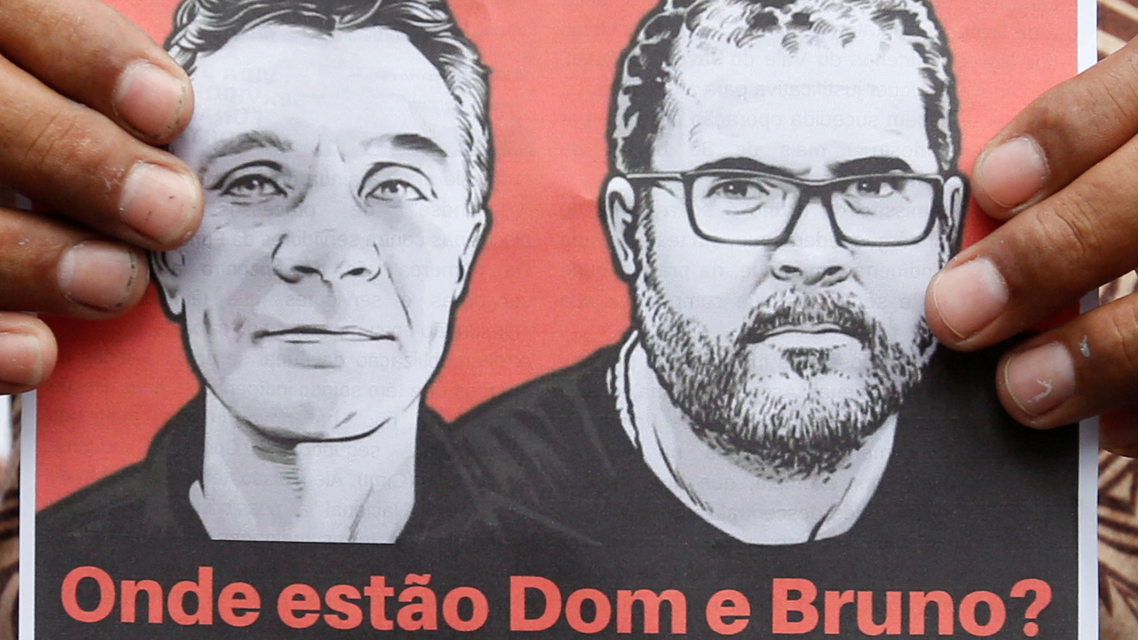 Demonstranten halten Banner mit Fotos der beiden Vermissten  Dom Phillips und Bruno Pereira.