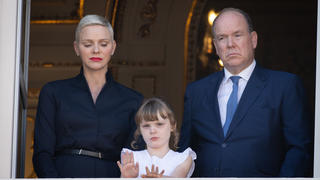 Fürstin Charlene und Fürst Albert II schauen sich vom Palast-Balkon die Fronleichnams-Prozession mit Tochter Gabriella an. Sohn Jacques fehlt.