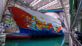Das Kreuzfahrtschiff "Global Dream" liegt im Baudock der MV Werft in Rostock.