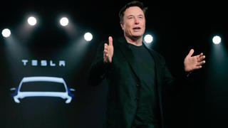 ARCHIV - 14.03.2019, USA, Hawthorne: Tesla-Chef Elon Musk spricht vor der Enthüllung des Teslas Modell Y in Teslas Designstudio. (zu dpa «Tesla kündigt Aktiensplit im Verhältnis 3:1 an») Foto: Jae C. Hong/AP/dpa +++ dpa-Bildfunk +++