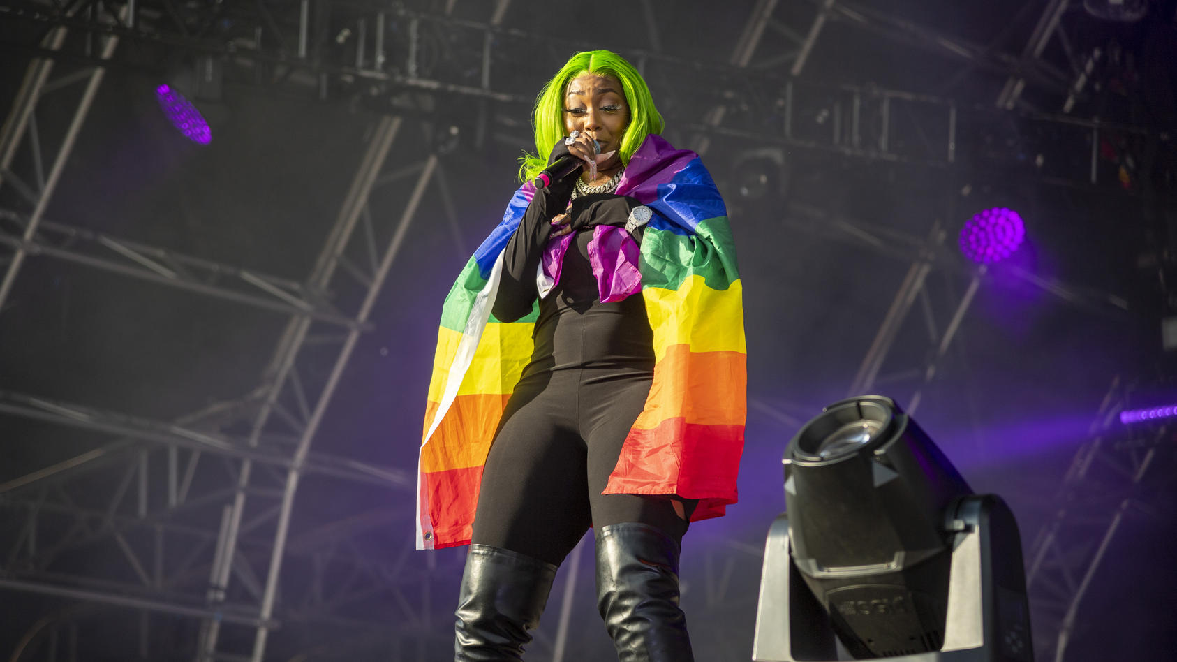die-sangerin-ms-banks-tragt-auf-der-buhne-die-pride-regenbogenflagge