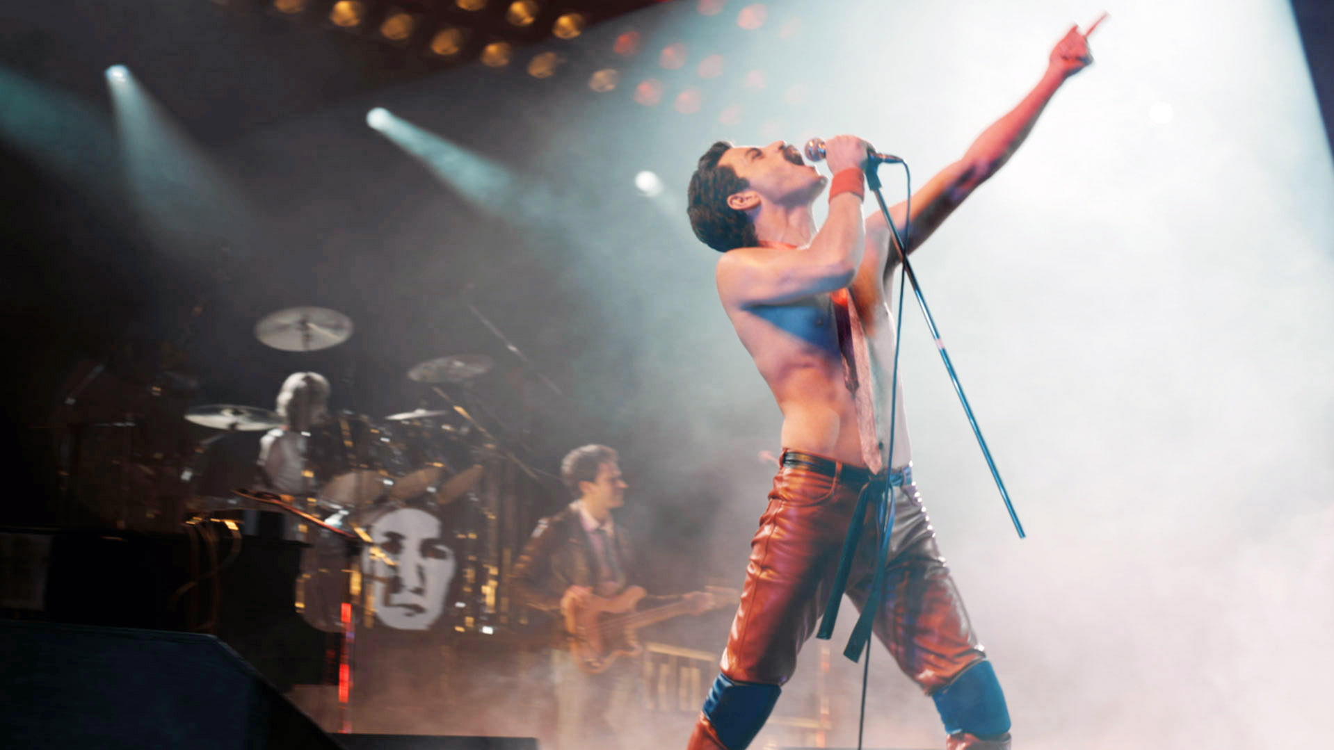 Freddie Mercury in einer typischen Pose auf der Bühne bei einem seiner Konzerte