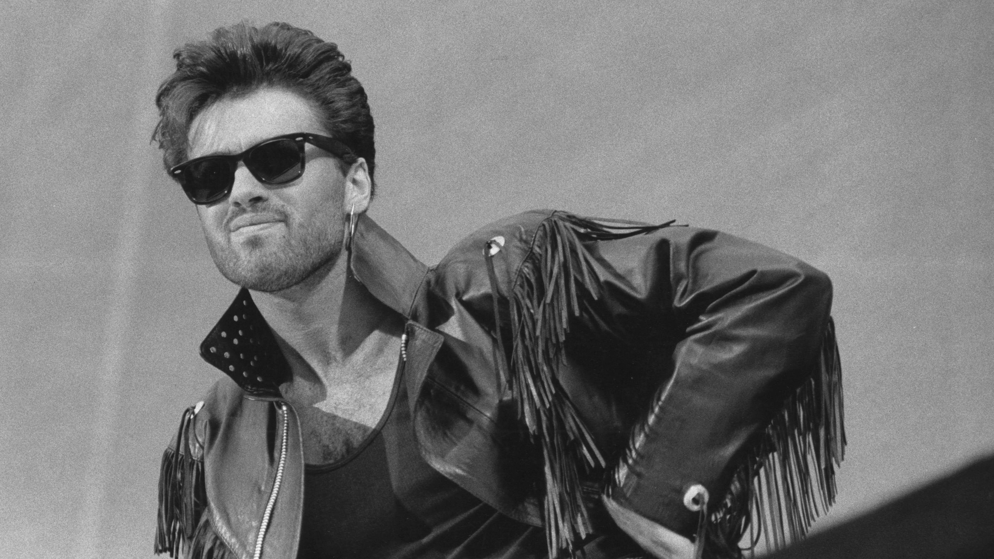George Michael im Jahr 1986 mit einer Lederjacke und Sonnenbrille