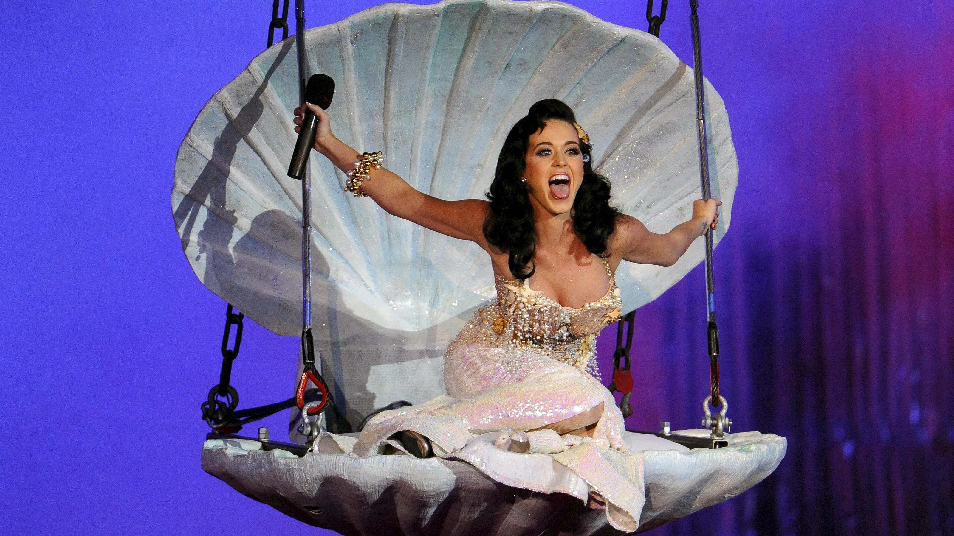 Katy Perry bei einer ihrer Bühnenshows in einer überdimensionalen Muschel am performen.