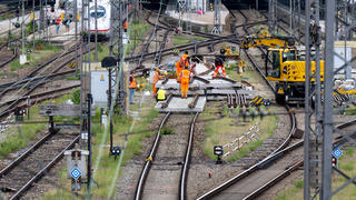 ARCHIV - 27.05.2022, Bayern, München: Arbeiter führen an der Zufahrt zum Hauptbahnhof arbeiten an den Gleisen aus. (zu dpa «Bahnchef Lutz und Wissing stellen Baustellenkonzept vor») Foto: Sven Hoppe/dpa +++ dpa-Bildfunk +++