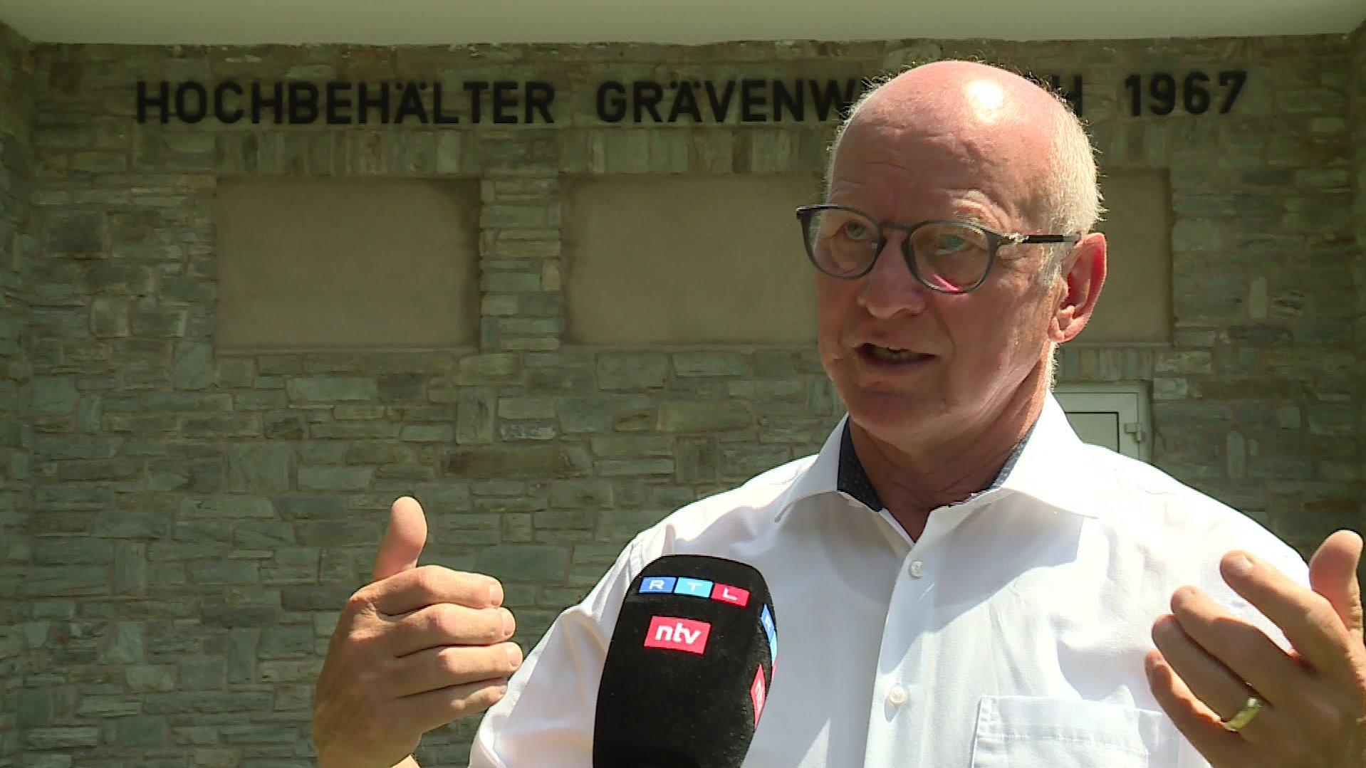 Bürgermeister Roland Seel (CDU) erklärt den Trinkwasser-Notstand.