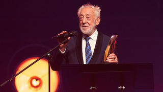 22.06.2022, Hessen, Frankfurt/M.: Schauspieler Dieter Hallervorden bedankt sich für die Auszeichnung mit dem Jurypreis bei der Preisverleihung des Live Entertainment Award. Foto: Thomas Frey/dpa +++ dpa-Bildfunk +++