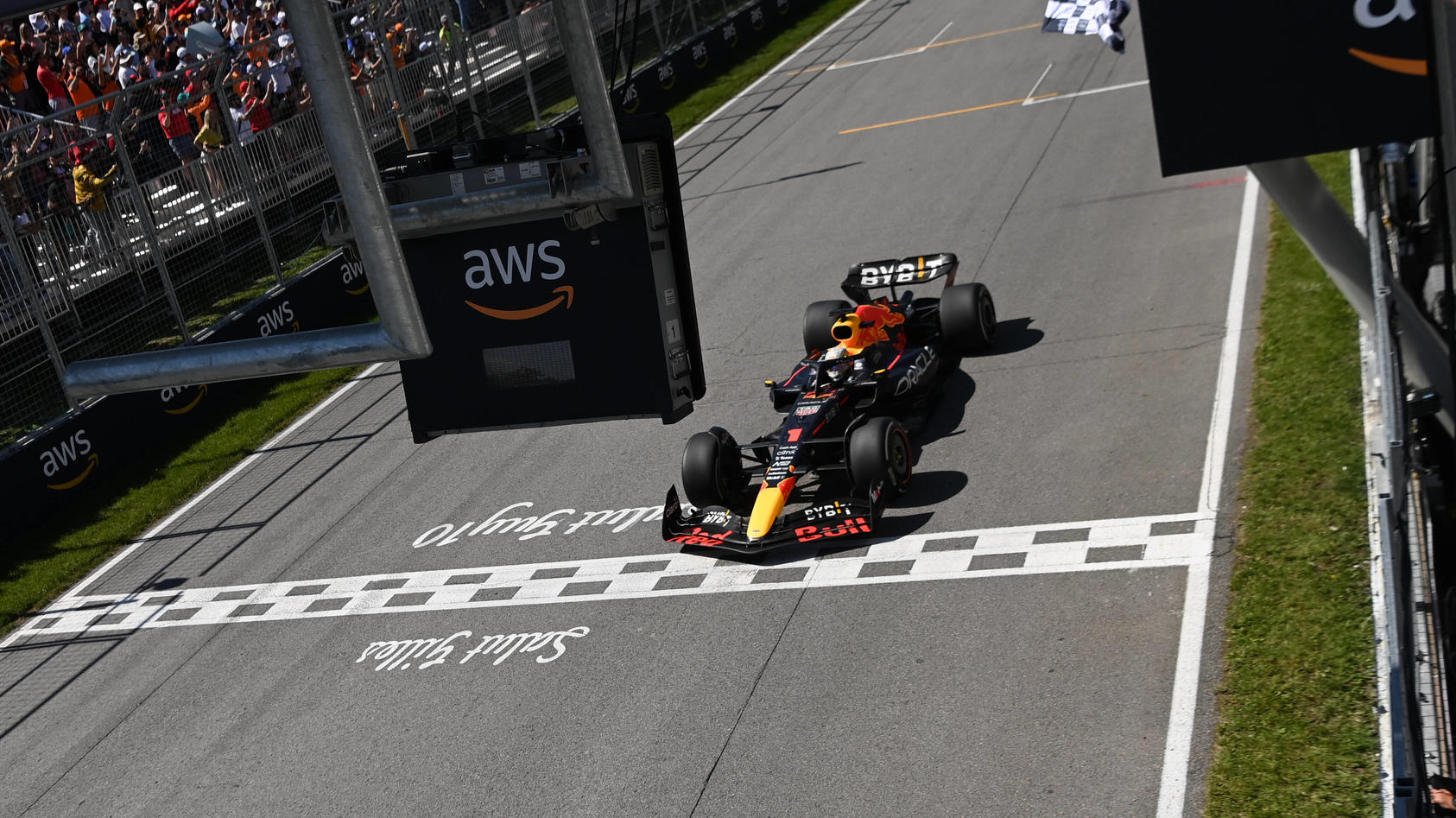  Formula 1 2022: Canadian GP CIRCUIT GILLES-VILLENEUVE, CANADA - JUNE 19: Max Verstappen, Red Bull Racing RB18, 1st position, takes the chequered flag during the Canadian GP at Circuit Gilles-Villeneuve on Sunday June 19, 2022 in Montreal, Canada. Ph