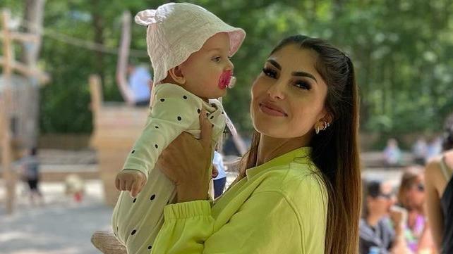 Yeliz Koc mit ihrer Tochter Snow