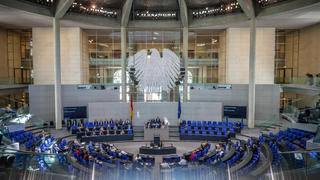 22.06.2022, Berlin: Christine Lambrecht (SPD), Verteidigungsministerin, nimmt an der Regierungsbefragung im Plenum im Bundestag teil. Foto: Michael Kappeler/dpa +++ dpa-Bildfunk +++