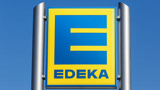 Stuttgart  Deutschland   17 Mai 2020: Edeka Logo Symbol Zeichen Supermarkt Lebensmittel Laden GeschÃ¤ft in Stuttgart
