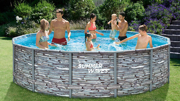 Sieben Personen die im Garten im Pool planschen.