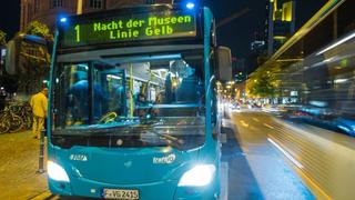 Ein Bus für die Museumsnacht steht an einer Haltestelle