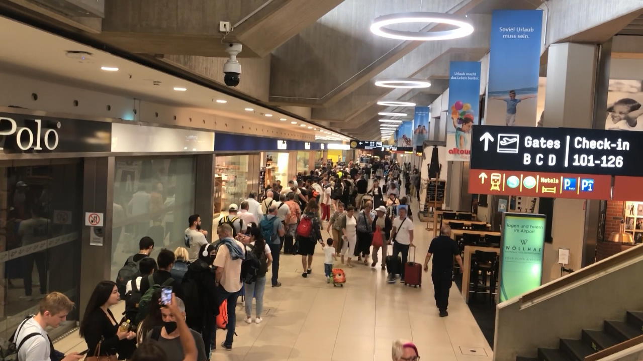 Urlaubs-Chaos-Ticker - Flughafen Köln/Bonn: Warteschlange ein Kilometer lang