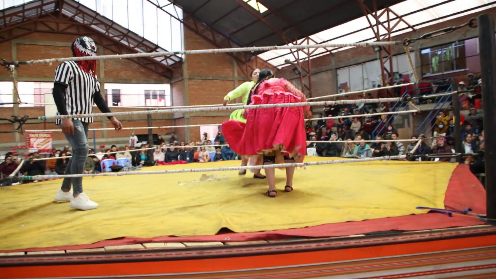 boliviens-cholitas-knallharte-wrestler-frauen-im-ring