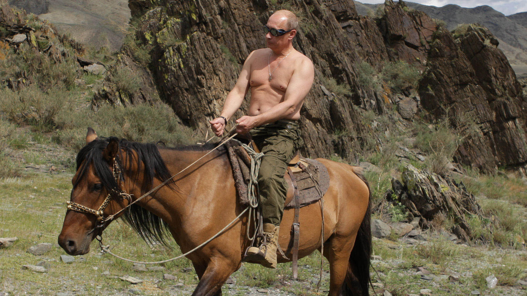 Der halbnackte Putin reitet oberkörperfrei durch die sibirische Tundra.