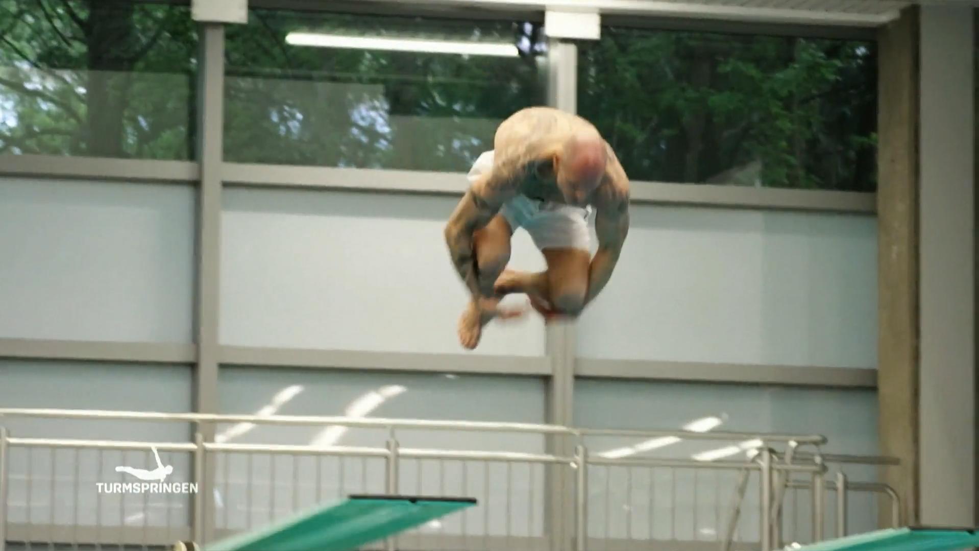 Nach diesem Trainings-Sprung passiert es: Thorsten kommt unglücklich im Wasser auf und reißt sich seinen Hoden auf. Dieser muss jetzt entfernt werden. 