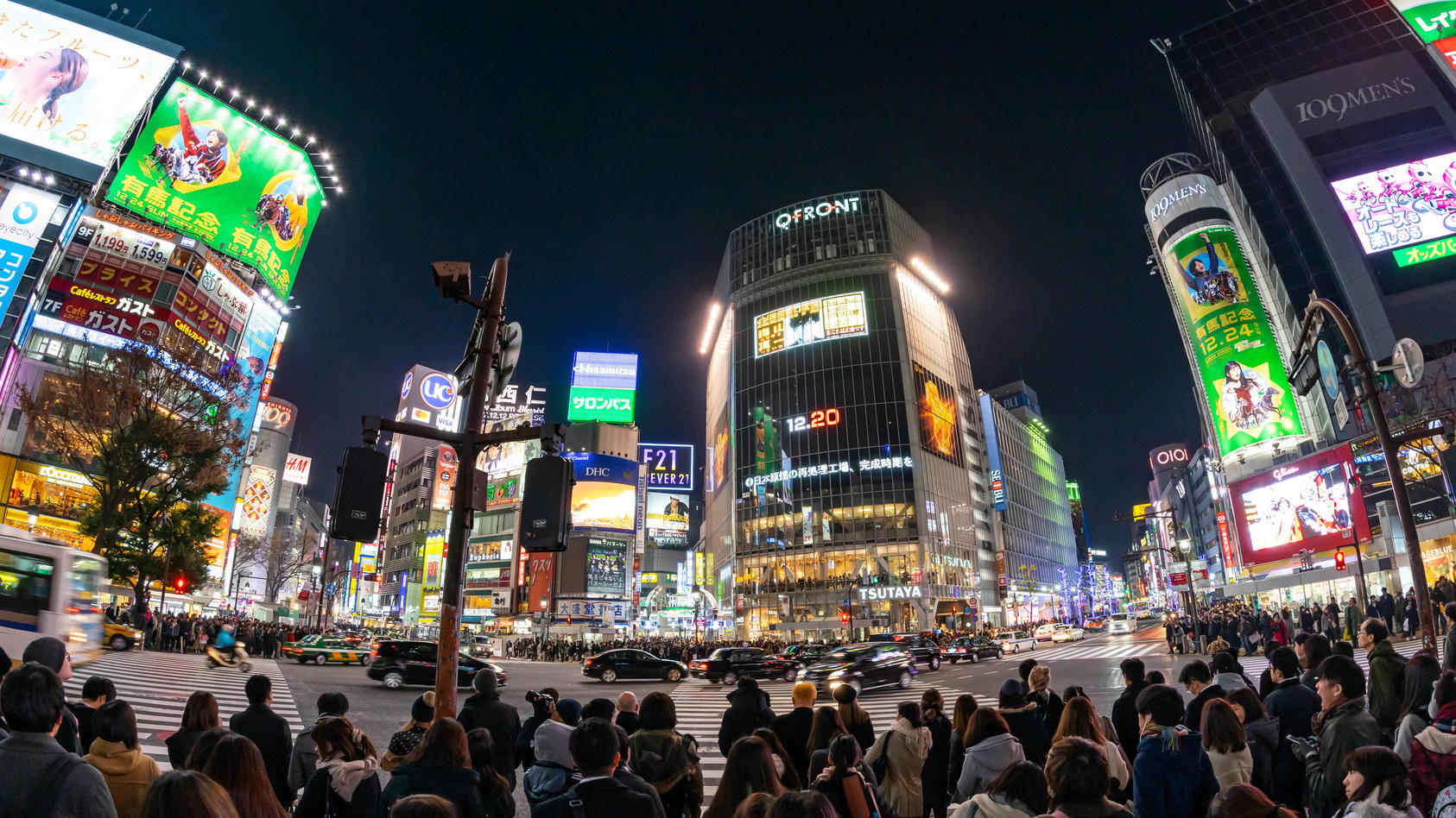 der-stadtbezirk-shibuya-im-zentrum-von-tokio-ist-beruhmt-fur-seine-einkaufsmoglichkeiten-und-sein-nachtleben