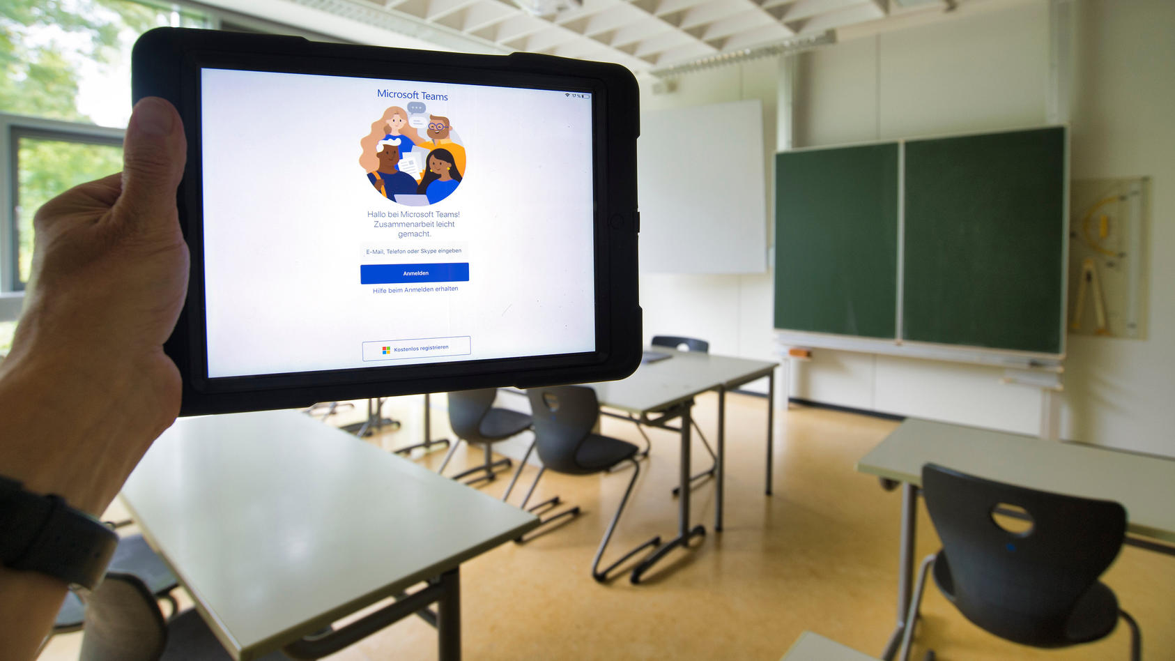 iPad mit Microsoft Teams, digitaler Unterricht, leeres Klassenzimmer, Einzeltische ohne Abstandsregel, Corona-Krise, Deutschland