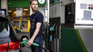 Ein Herr betankt sein Auto an einer Tankstelle in der Hofstad