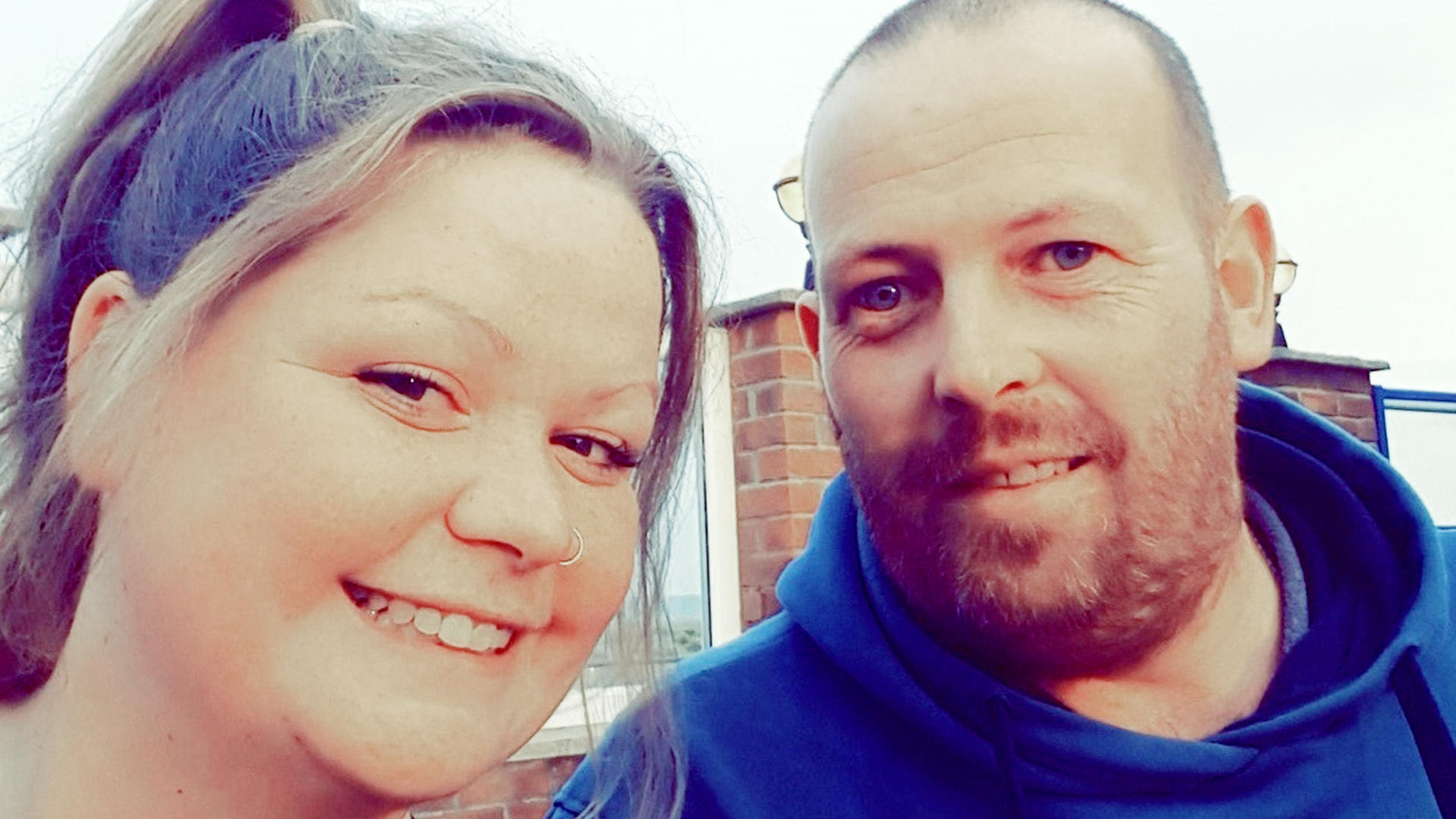 Chloe Barnard (29) mit ihrem Verlobten James (39).