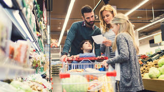 Junge Familie beim Einkaufen - der Kinderbonus soll sie im Juli entlasten