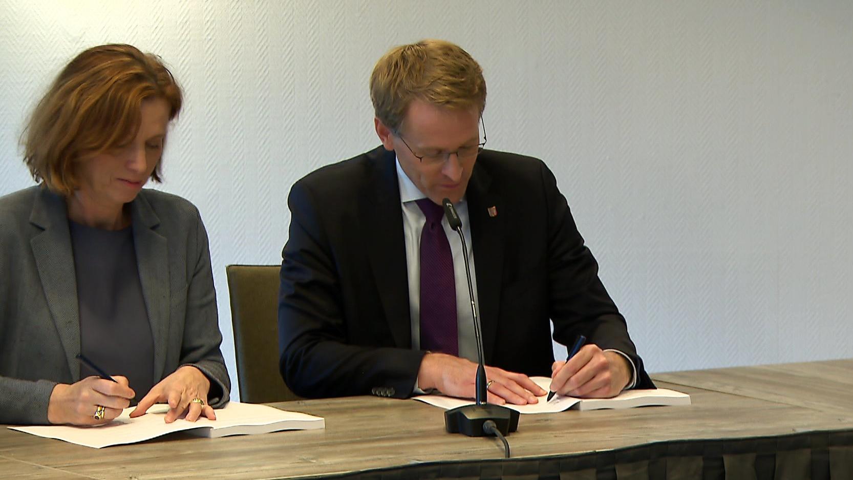 Ministerpräsident Daniel Günther (CDU) unterzeichnet den neuen schwarz-grünen Koalitionsvertrag.