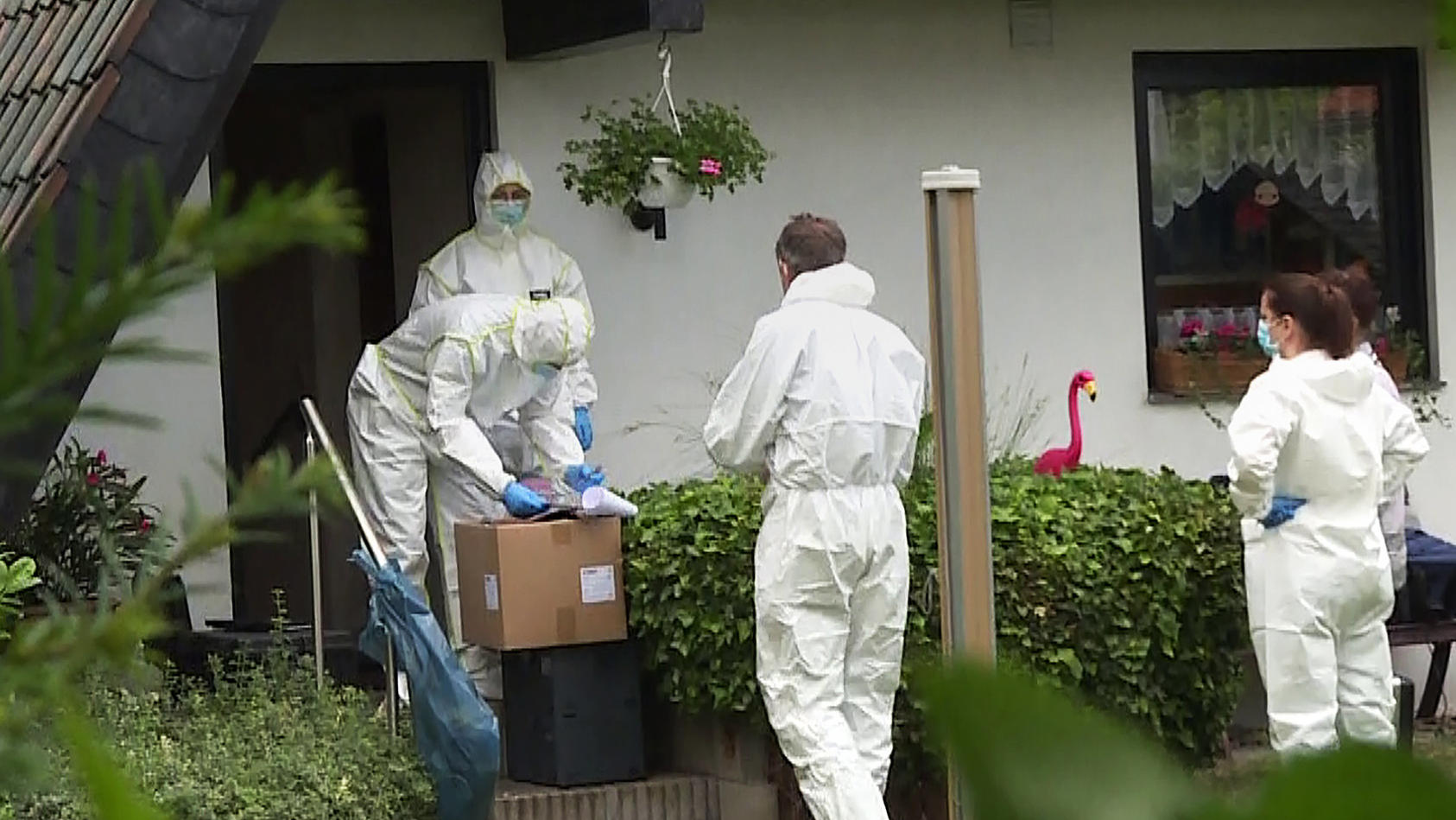 13.06.2022, Niedersachsen, Wennigsen: Mitarbeiter der Spurensicherung stehen vor einem Haus. Die Polizei hat in einem Haus in Wennigsen am Deister (Region Hannover) zwei Tote entdeckt. Nach ersten Erkenntnissen handele es sich um ein Tötungsdelikt. F