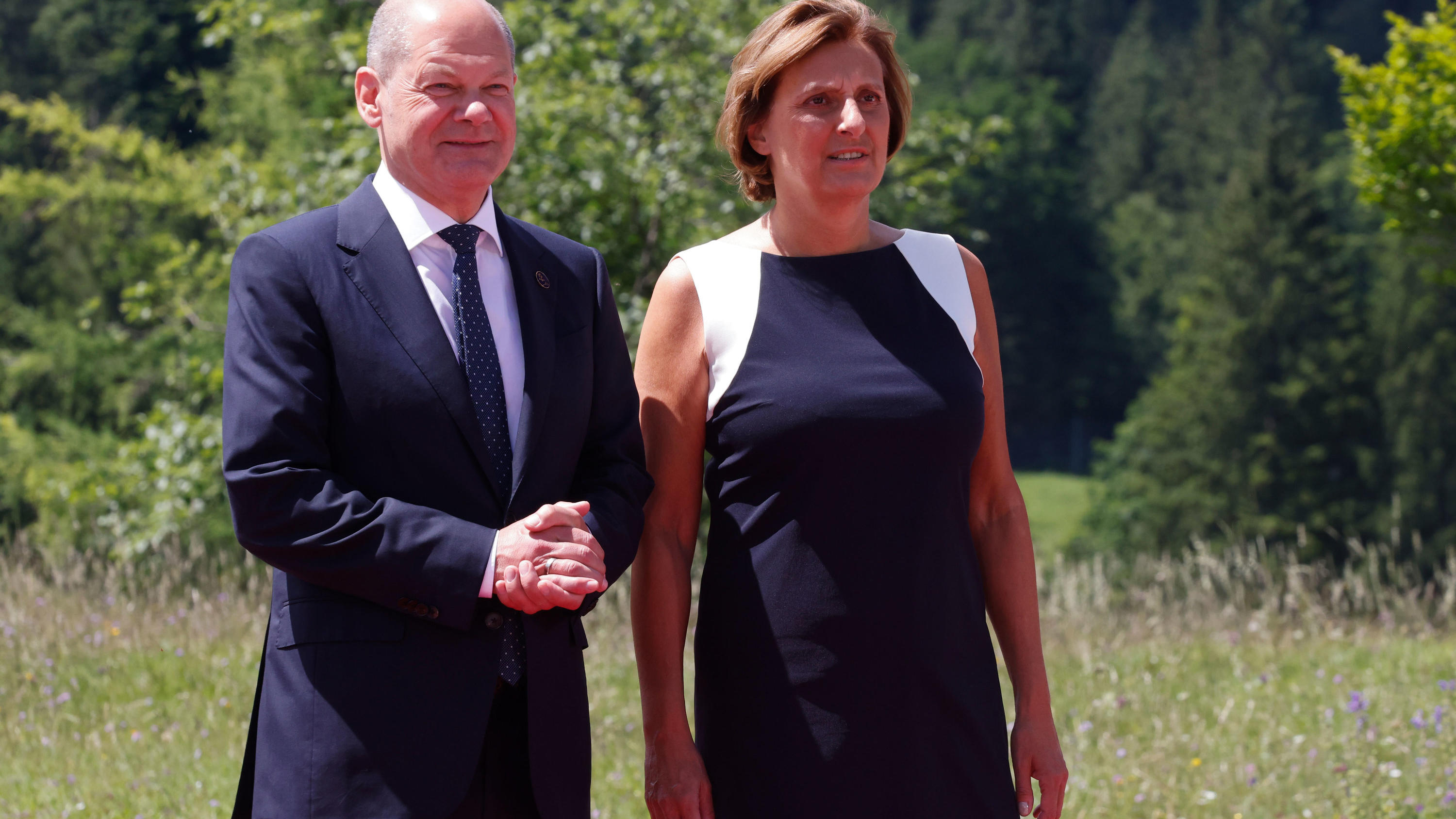 26.06.2022, Bayern, Elmau: Bundeskanzler Olaf Scholz (SPD) und Britta Ernst, Frau von Bundeskanzler Scholz, warten auf die Ankunft der Gäste zum G7-Gipfel auf Schloss Elmau. Deutschland ist Gastgeber des G7-Gipfels wirtschaftsstarker Demokratien vom 