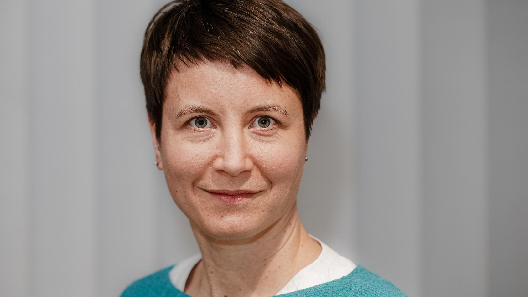ARCHIV - 19.12.2019, Hamburg: Katja Husen (Bündnis90/DieGrünen), Geschäftsführerin des Zentrums für Molekulare Neurobiologie Hamburg, steht in ihrem Büro. Die 46-jährige Grünen-Politikerin ist bei einem Fahrradunfall in Bayern ums Leben gekommen.    