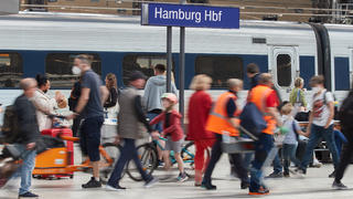 06.06.2022, Hamburg: Reisende gehen über einen Bahnsteig am  Hamburger Hauptbahnhof (Wischeffekt durch Langzeitbelichtung). Reger Reiseverkehr hat am Pfingstmontag erneut für volle Züge in Schleswig-Holstein und Hamburg gesorgt. Besonders von den Inseln und Küsten aus in Richtung Süden sei erwartungsgemäß viel los, sagte eine Sprecherin der Deutschen Bahn. Foto: Georg Wendt/dpa +++ dpa-Bildfunk +++