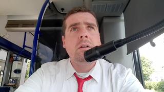 Er geht auf Twitter viral, der singende (und ziemlich genervte) Busfahrer.