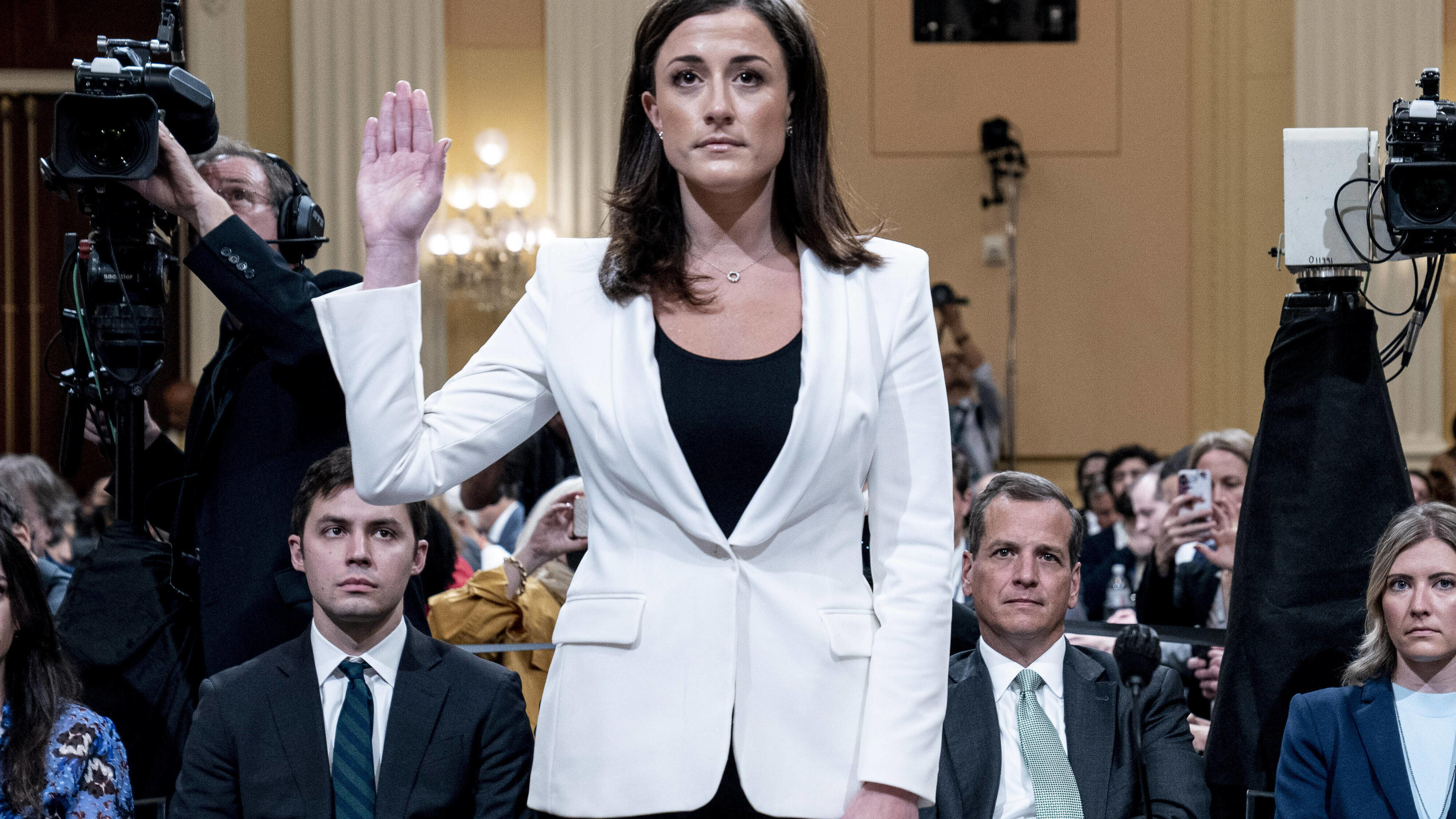 News Bilder des Tages Cassidy Hutchinson, former aide to Trump White House chief of staff Mark Meadows, is sworn in to testify as the House select committee investigating the Jan. 6 attack on the U.S. Capitol holds a hearing at the Capitol in Washing