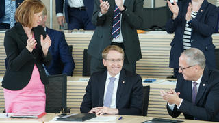 29.06.2022, Schleswig-Holstein, Kiel: Daniel Günther (M, CDU), Ministerpräsident von Schleswig-Holsteins, freut sich nach seiner Wiederwahl im Landtag neben Karin Prien (CDU), Ministerin für Bildung, Wissenschaft und Kultur, und Tobias Koch (CDU), Fraktionsvorsitzender der CDU. Günther führt in Schleswig-Holstein eine Koalition von CDU und Bündnis 90/Die Grünen an. Foto: Marcus Brandt/dpa +++ dpa-Bildfunk +++
