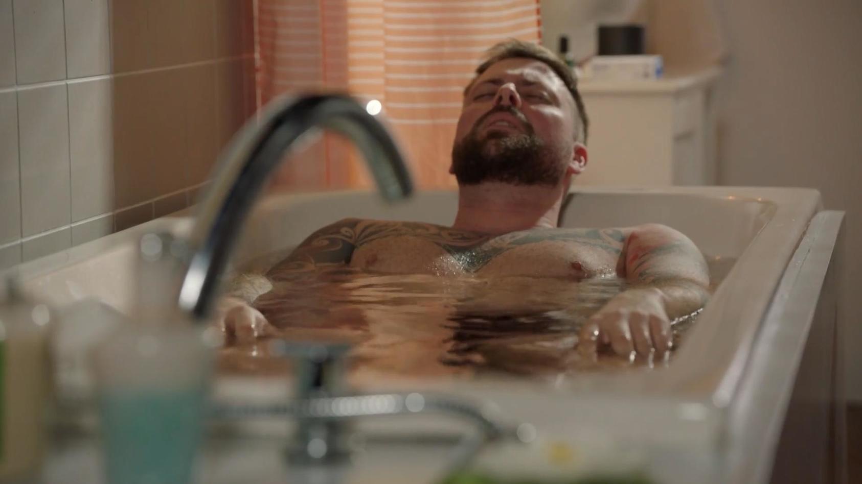 Was Zuschauer vor dem TV nicht wissen: GZSZ-Schauspieler Felix von Jascheroff liegt hier in kaltem Wasser.