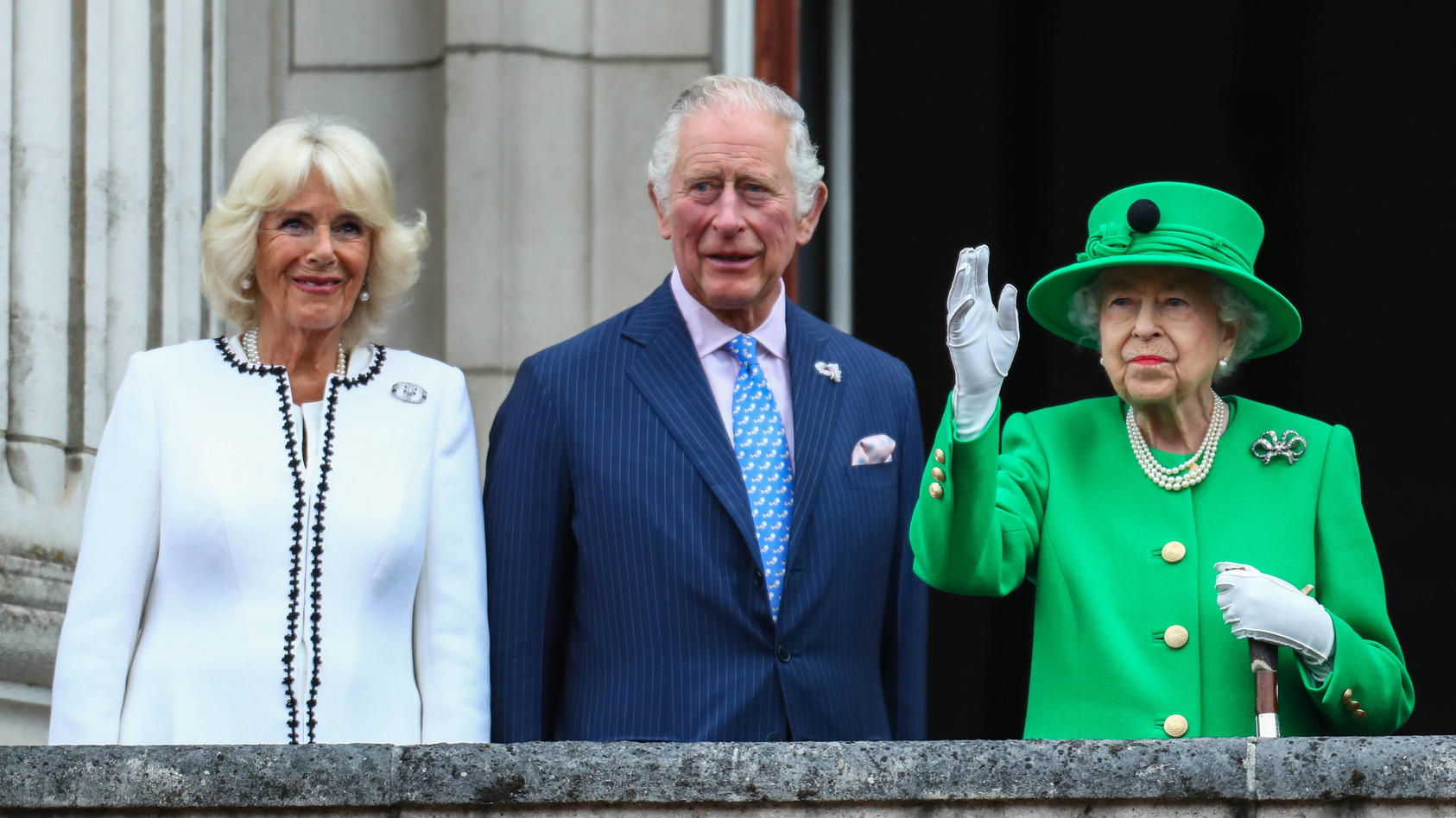 Camilla, Charles und Queen Elizabeth II. royal vereint